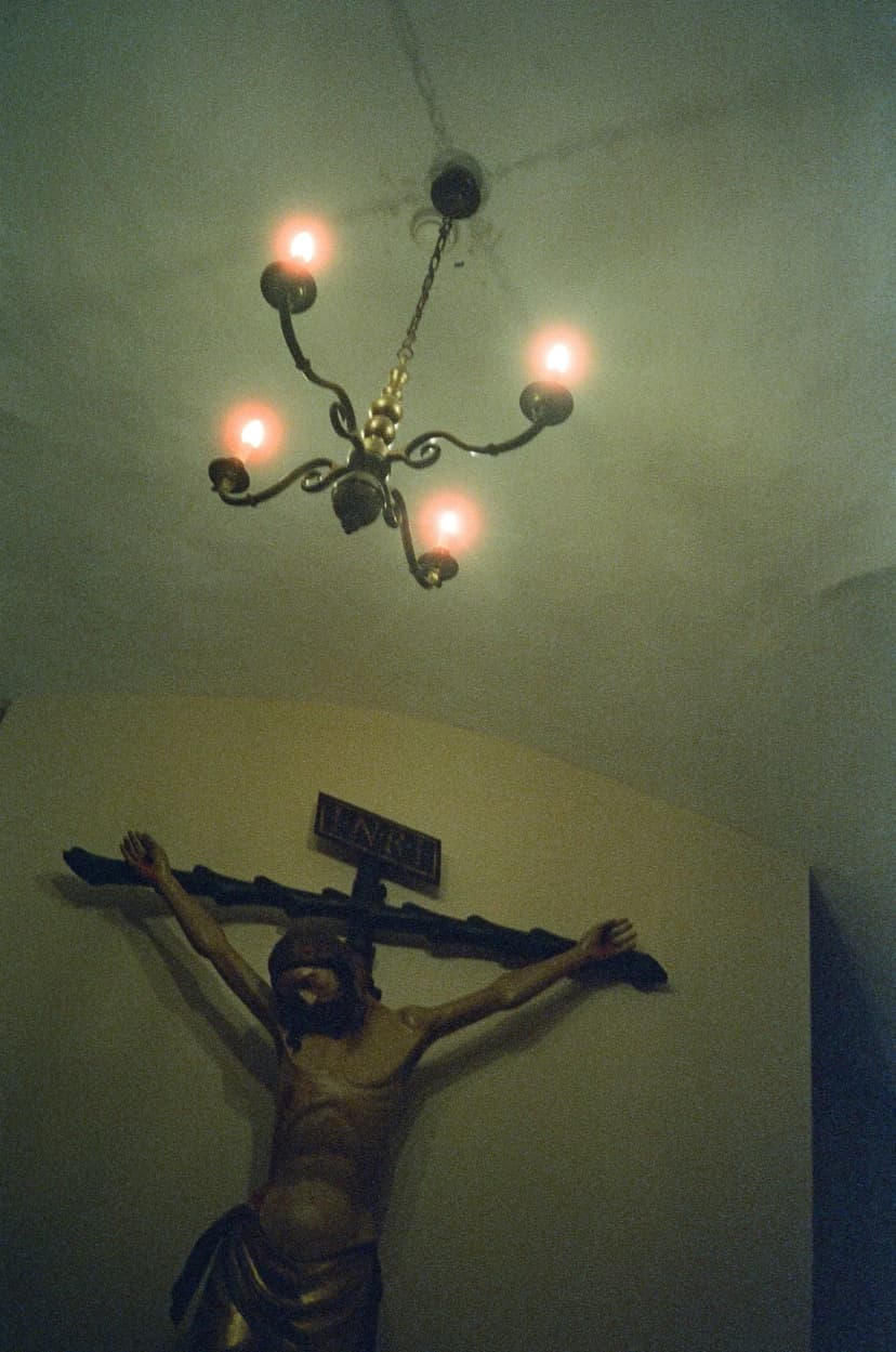 a statue of jesus on a cross with inri written on it