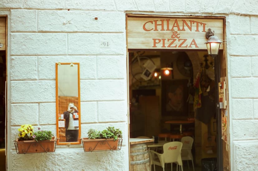 a restaurant with a sign that says chianti & pizza on it .